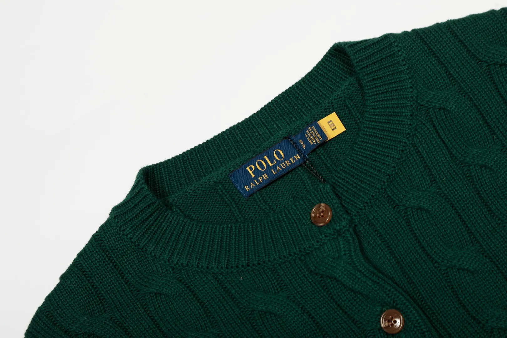 P230 Top quality" Style number: DS006# (not off the shelves all year round) [Ralph Lauren round neck solid color pony embroidery logo twist knitted cardigan] ✅Ralph Lauren Ralph Lauren classic basic versatile knitted cardigan jacket for all seasons ✅Main supplier platform live broadcast Wholesale entity Replacement if out of stock Not off the shelf ✅ZP quality 1:1 version Scan the code to enter the GF website Counter quality ✅Detailed quality The only one in Guangzhou Imported quality cotton yarn Focus on high-end, cost-effective, and good quality. Needless to say, the version is restored to the original version. The maximum size can be worn up to 160 pounds. Loose, comfortable and stress-free. ✅The upper body is simple and easy to match. A must-have for goddess ootd. Good-looking clothes are never picky. Must-have items in goddess wardrobe. Size: S- Navy blue white label Navy blue red label